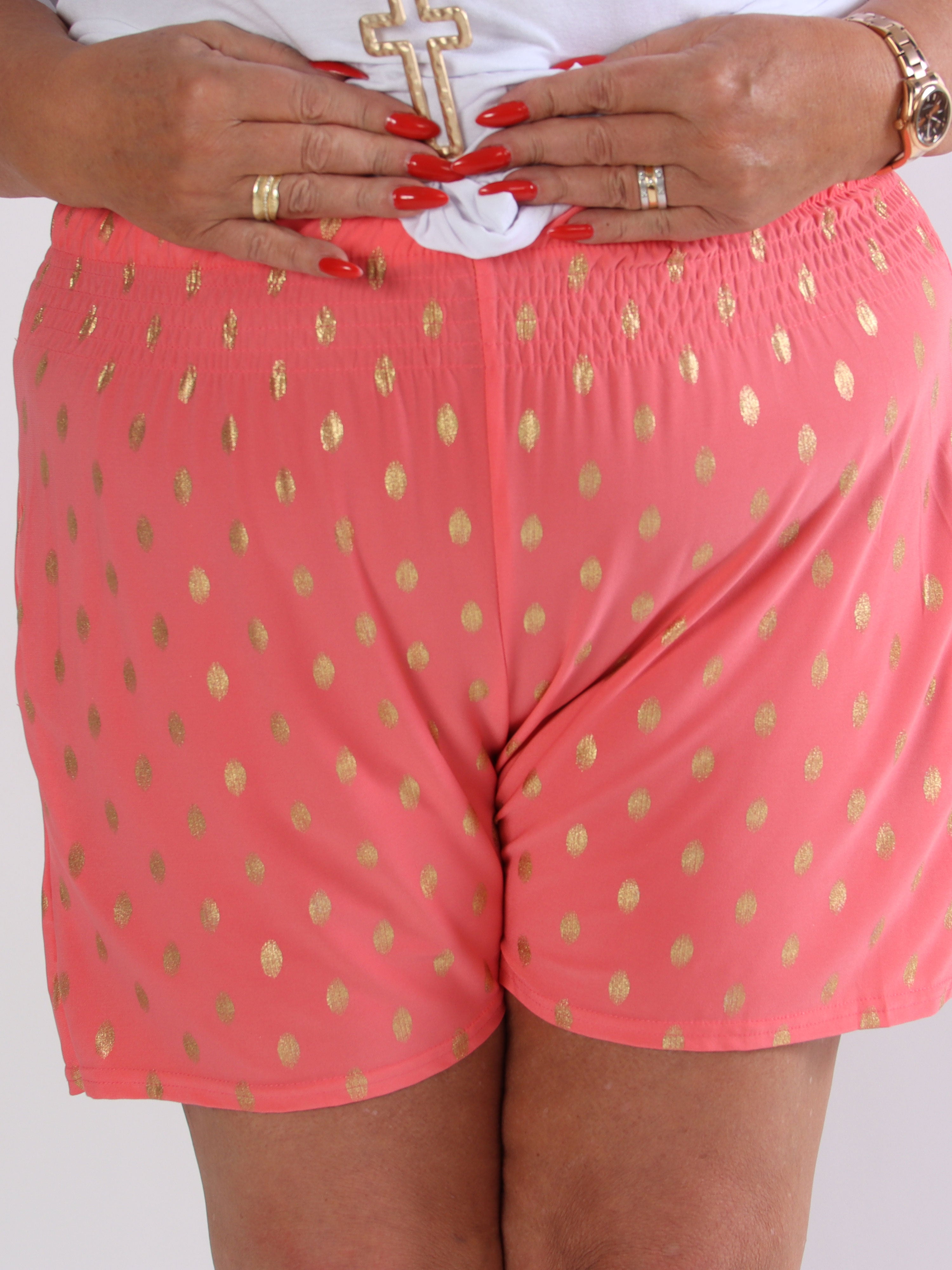 Pams Dot Shorts - Plus size shorts i stretchigt tyg med guldprickar